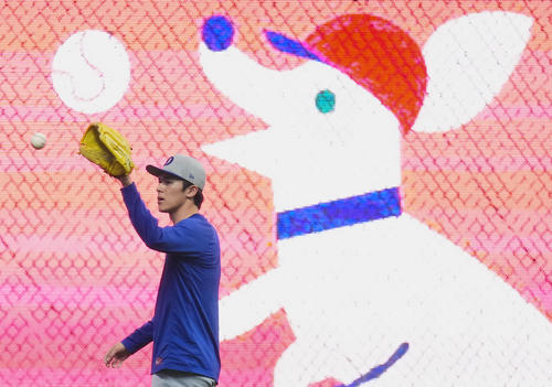 ブルワーズ対ドジャース　試合前、キャッチボールで調整するドジャース佐々木（撮影・菅敏）