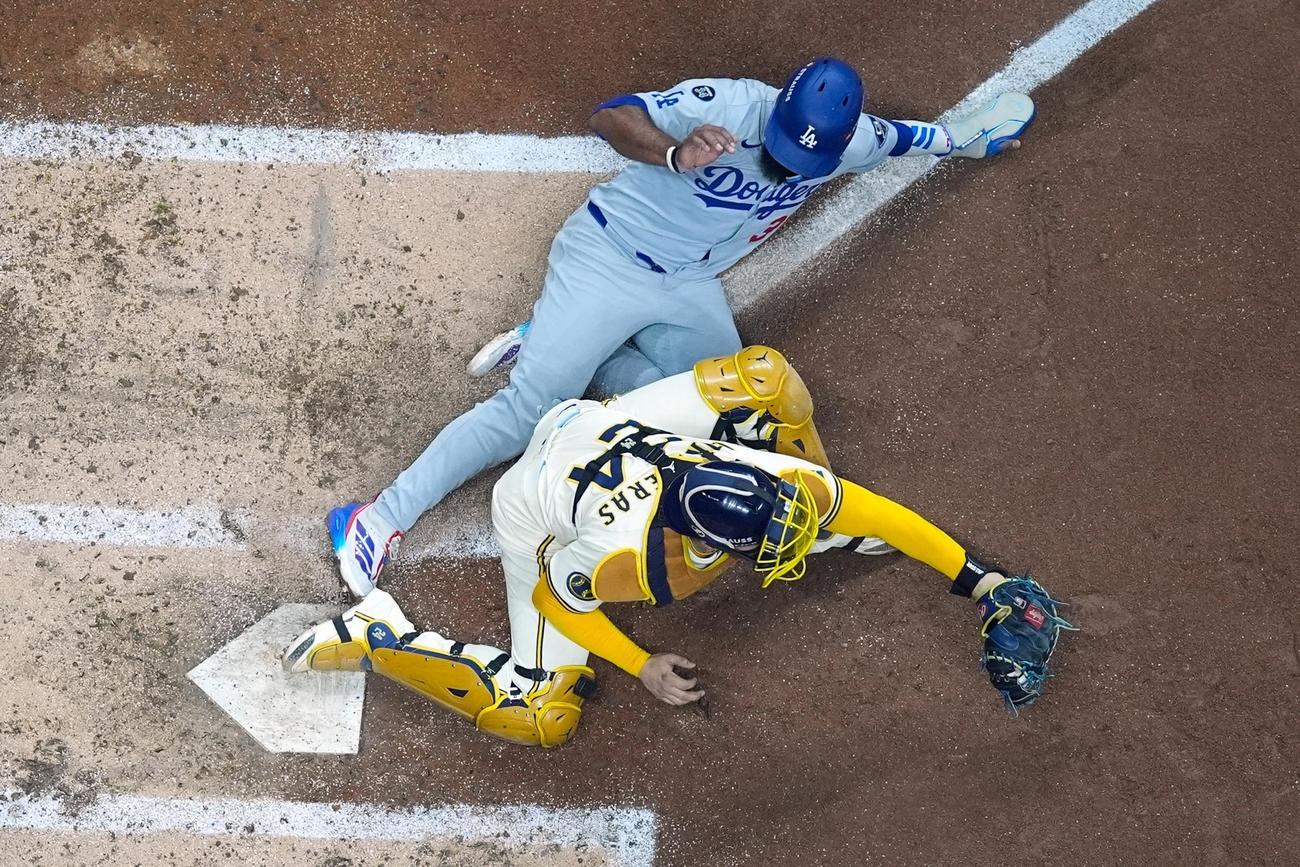 ドジャースのT・ヘルナンデスはブルワーズ戦４回にマンシーのセンターゴロで本塁フォースアウト（AP)