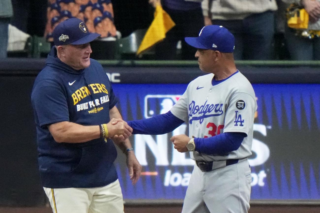 試合前に握手を交わしたブルワーズのマーフィー監督（左）とドジャースのロバーツ監督 (AP）