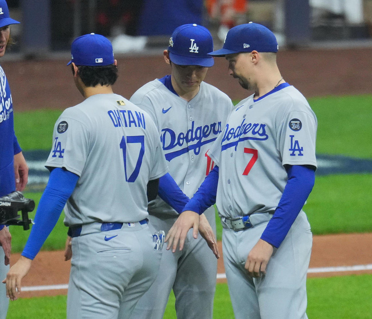 ブルワーズ対ドジャース　初戦を白星で飾り、大谷（左）、スネル（右）とタッチをする佐々木（撮影・菅敏）