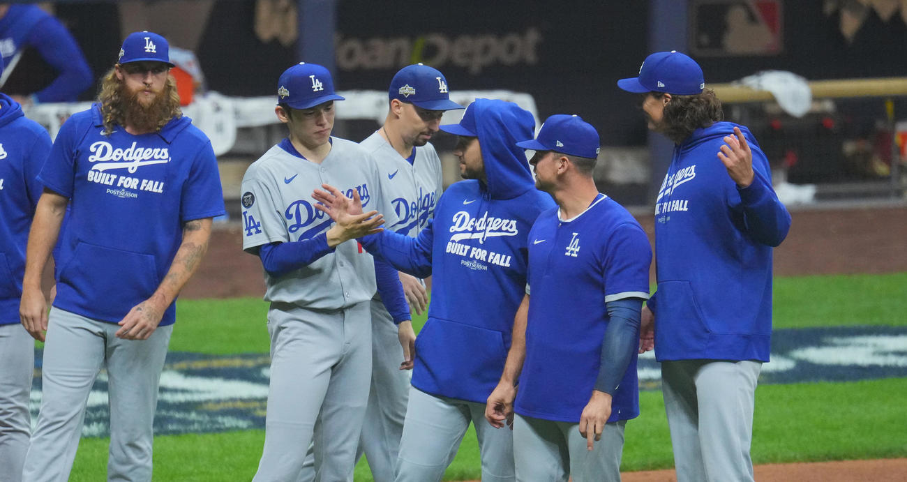 ブルワーズ対ドジャース　初戦を白星で飾り、ナインとタッチをするドジャース佐々木（左から2人目）は、グラスノー（右端）に声をかけられる（撮影・菅敏）