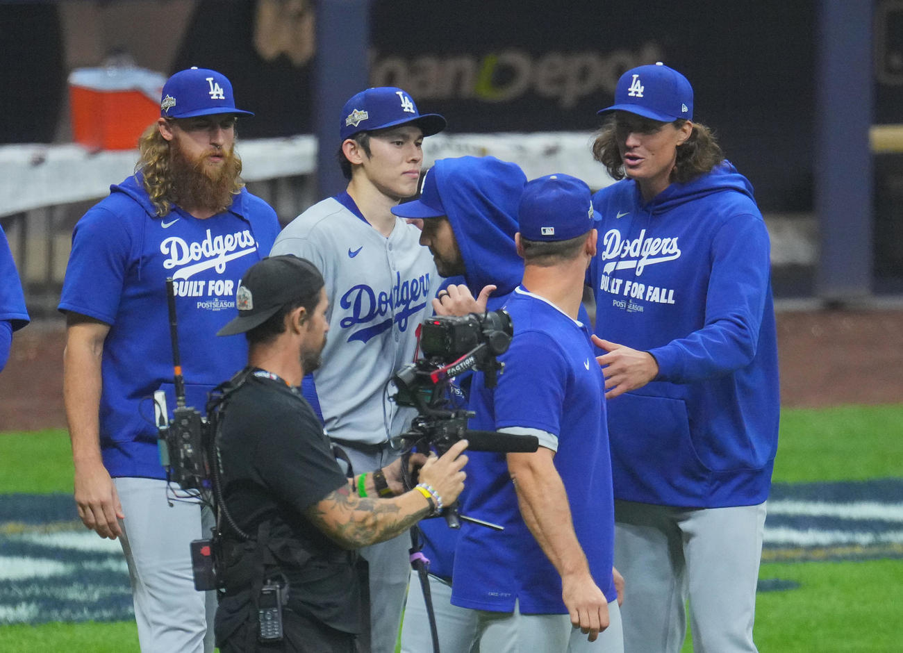 ブルワーズ対ドジャース　初戦を白星で飾り、ナインとタッチをするドジャース佐々木（左から2人目）は、グラスノー（右端）に声をかけられる（撮影・菅敏）