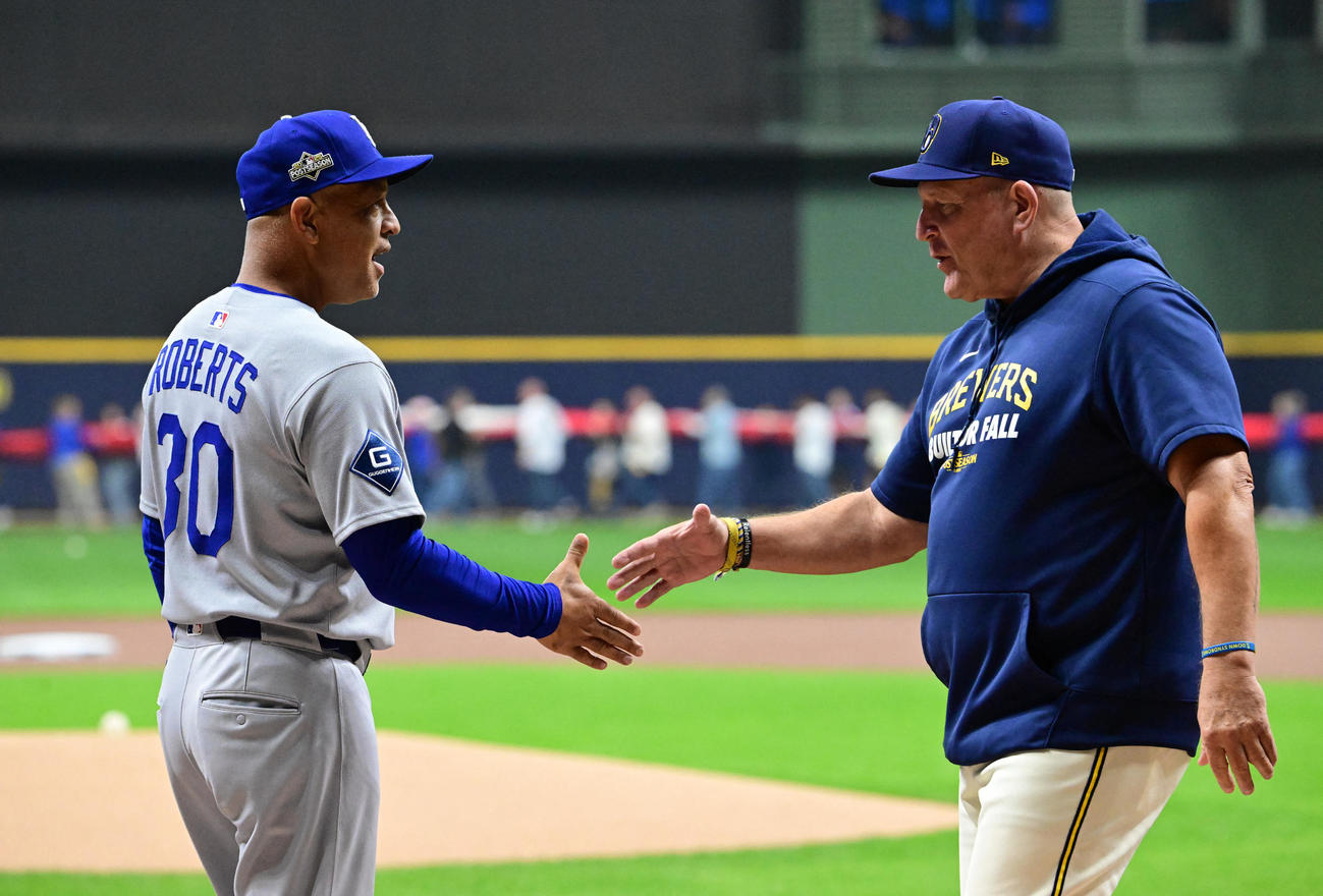 試合前に握手を交わしたドジャースのロバーツ監督 （左）とブルワーズのマーフィー監督(ロイター）