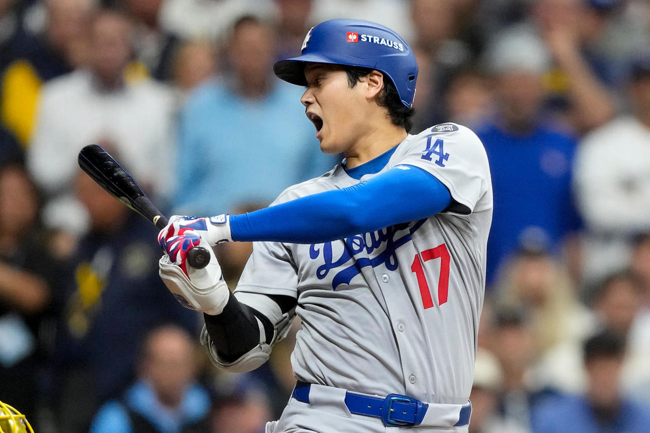 ブルワーズ戦の第1打席でフルスイングしたドジャース大谷翔平（AP)