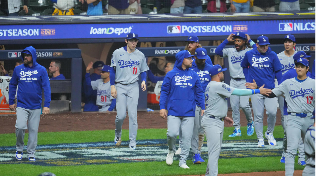 ブルワーズ対ドジャース　初戦を白星で飾り、フィールドに向かうドジャース佐々木（左から2人目）らナイン（撮影・菅敏）