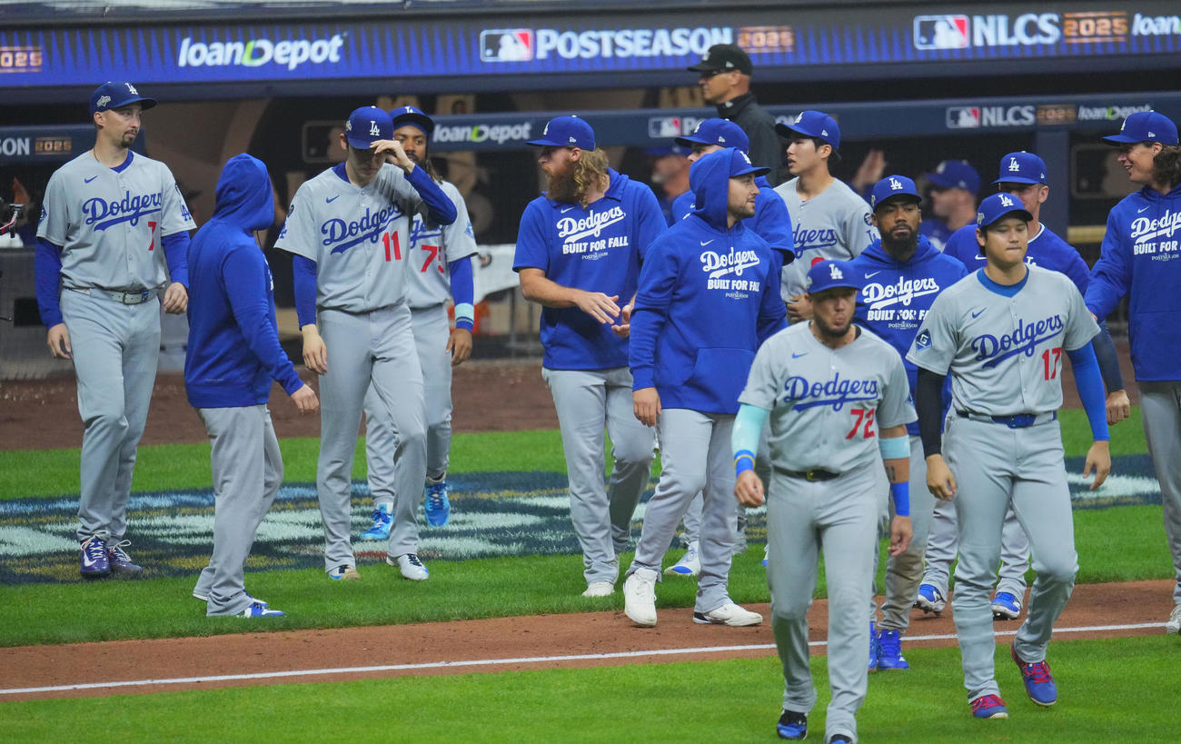 ブルワーズ対ドジャース　初戦を白星で飾り、フィールドに向かうドジャース佐々木（左から3人目）は、ナインに声をかけられる（撮影・菅敏）