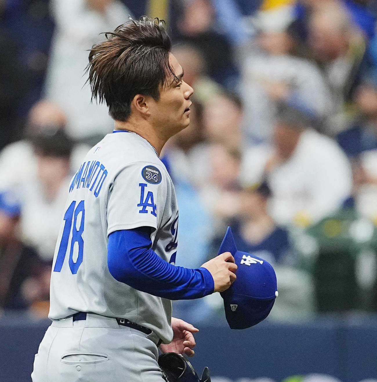ブルワーズ対ドジャース　4回の投球を終え、帽子をとりベンチに戻るドジャース山本（撮影・菅敏）