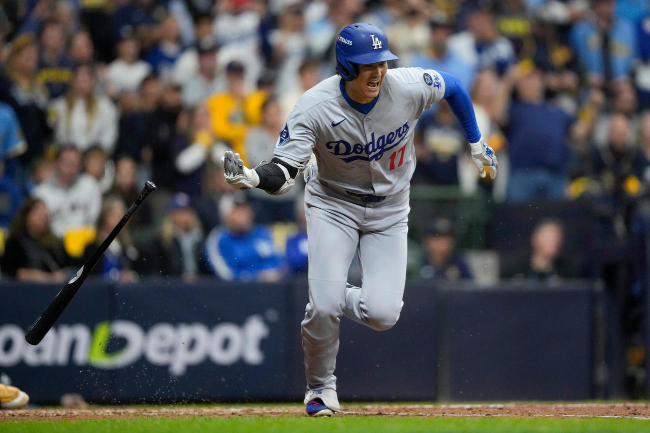 ブルワーズ戦の7回、右前適時打を放つ大谷翔平（AP）