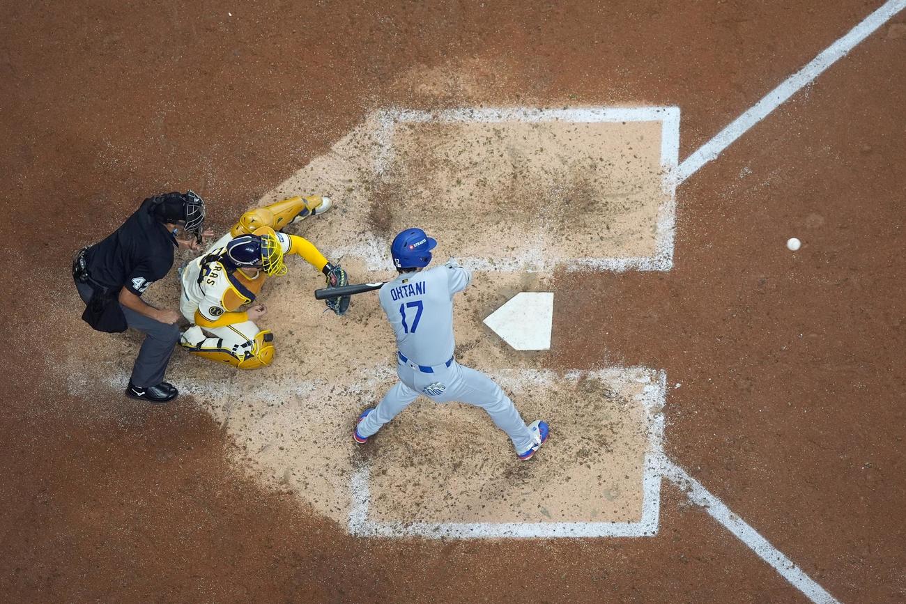 ブルワーズ戦の7回、右前適時打を放つドジャース大谷翔平（AP）