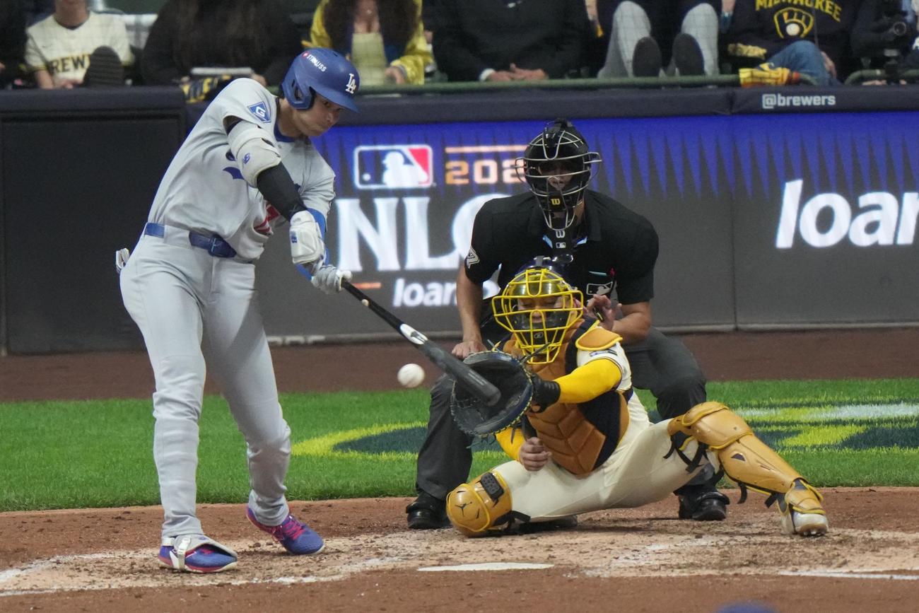 ブルワーズ戦の7回、右前適時打を放つドジャース大谷翔平（AP）