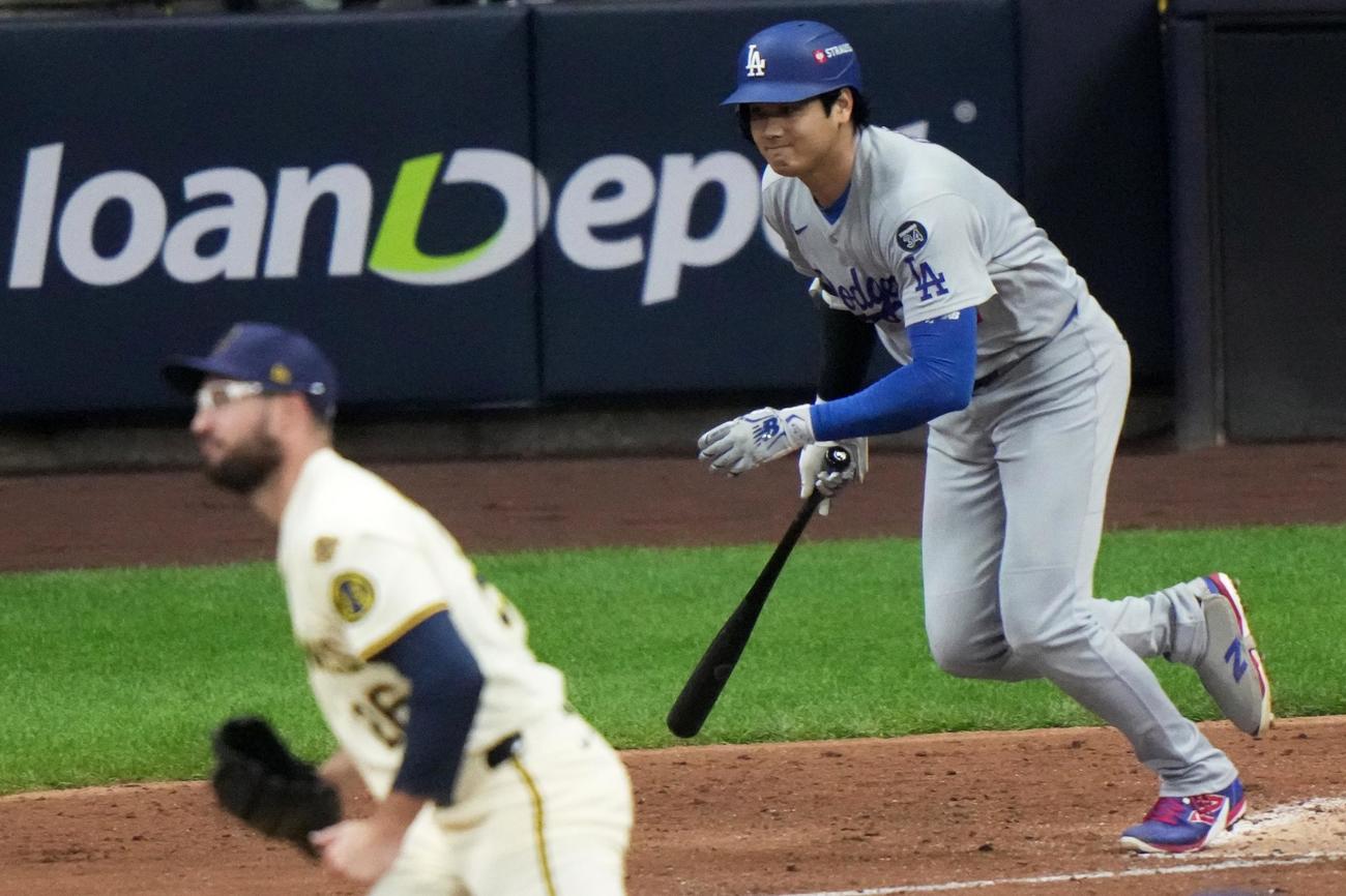 ブルワーズ戦の7回、右前適時打を放つドジャース大谷翔平（AP）