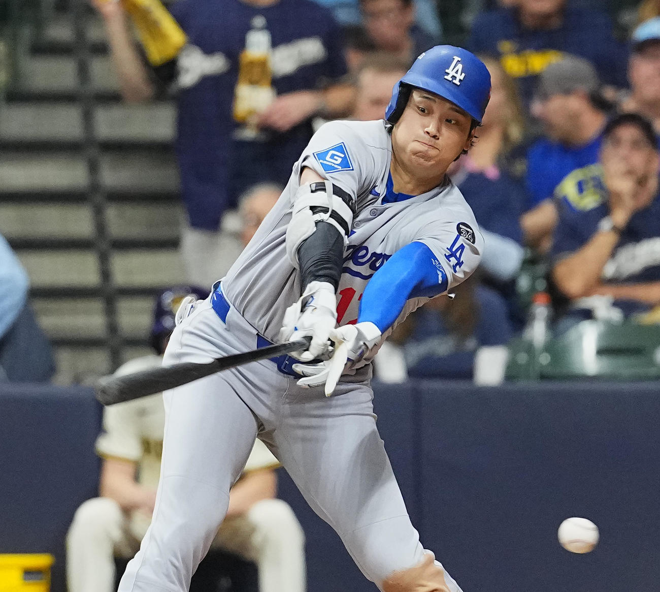 ブルワーズ対ドジャース　8回表ドジャース2死満塁、空振りの三振に倒れる大谷（撮影・菅敏）
