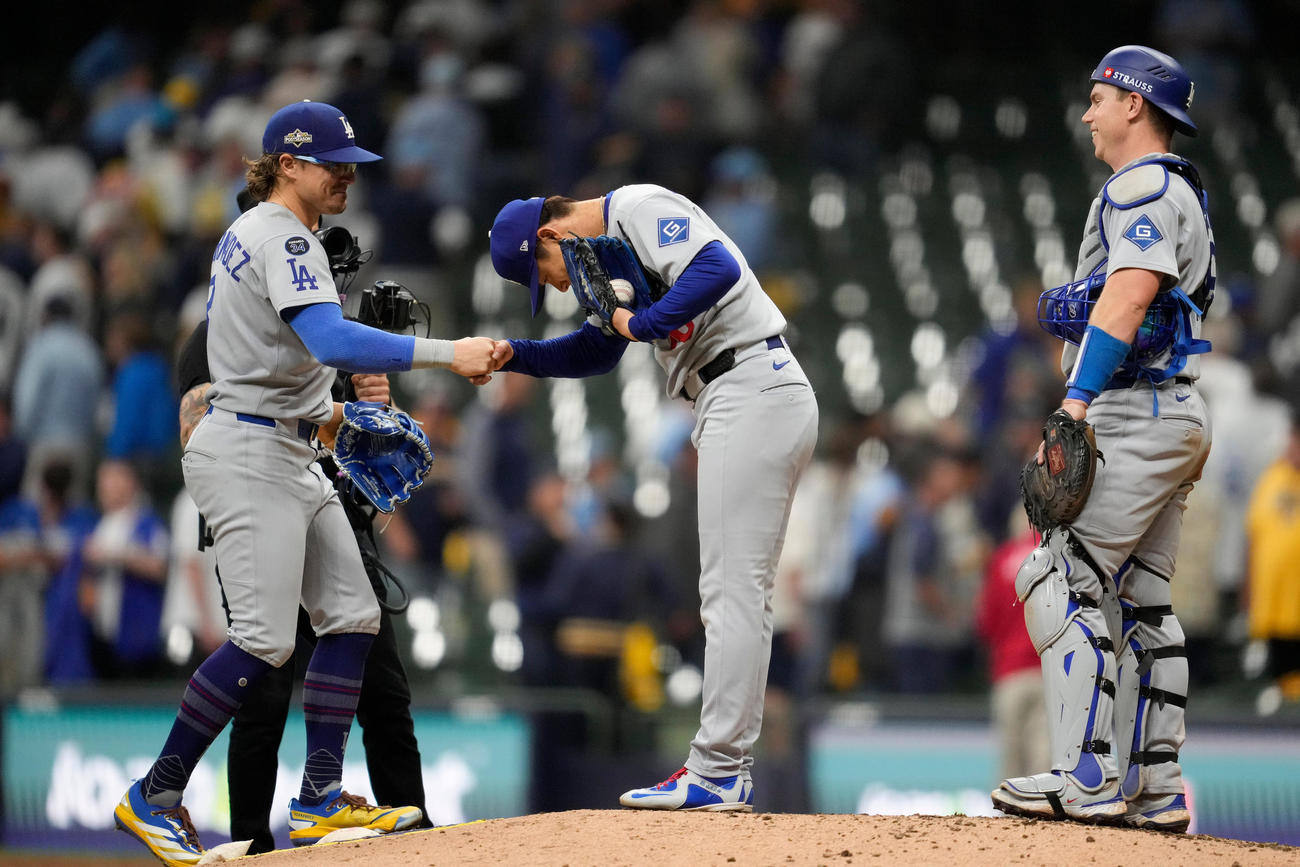 ブルワーズ対ドジャース　完投勝利を飾り、頭を下げながらキケ・ヘルナンデスと握手するドジャース山本由伸（AP）