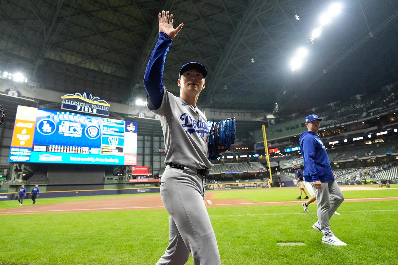 ブルワーズ対ドジャース　完投勝利のドジャース山本由伸はファンの声援に応える（AP）