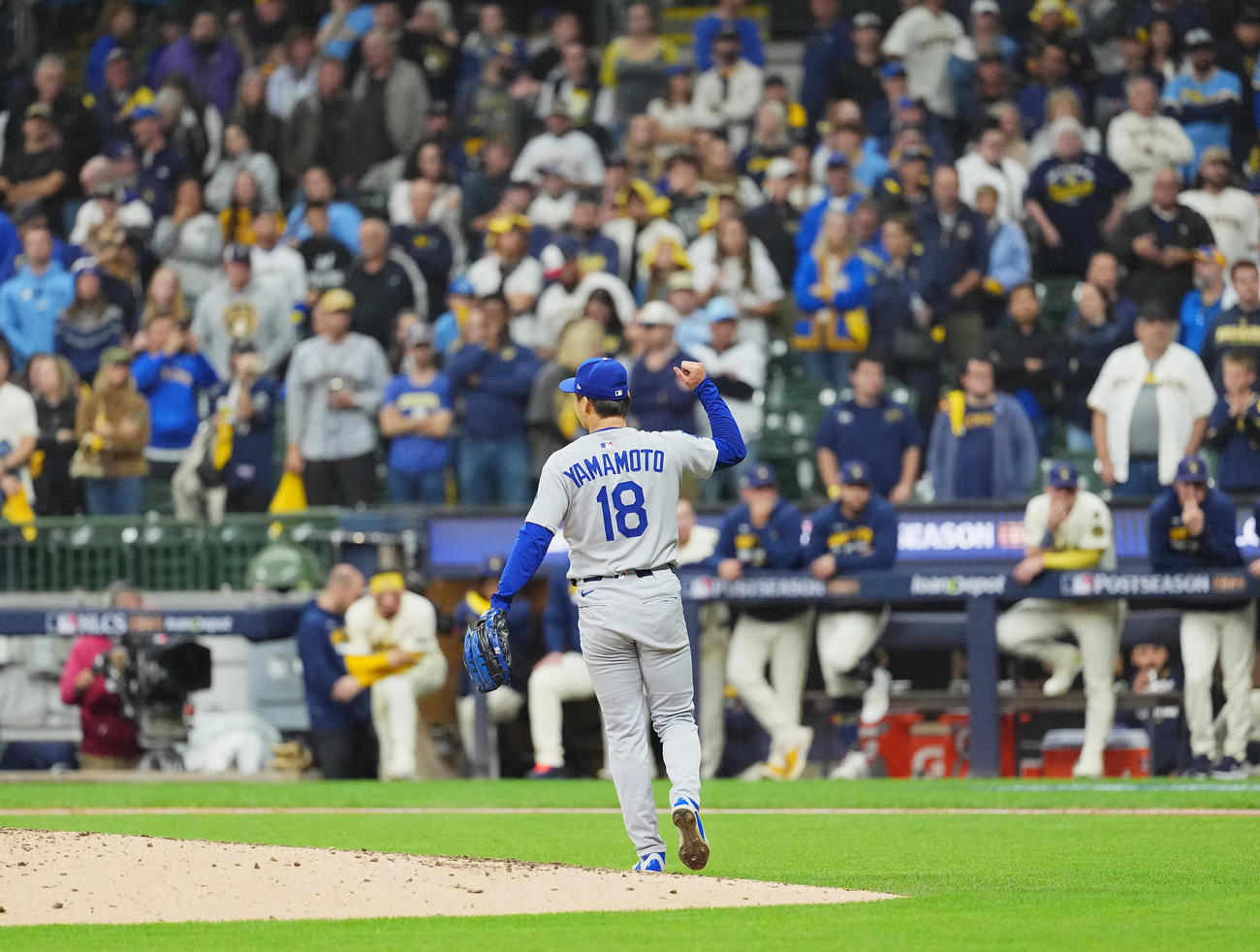 ブルワーズ対ドジャース　完投勝利を飾り、ガッツーポーズを見せるドジャース山本（撮影・菅敏）