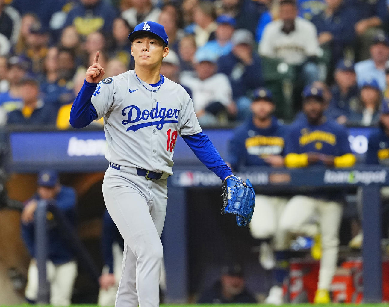 ブルワーズ対ドジャース　6回の投球を終えてベントに戻るドジャース山本（撮影・菅敏）