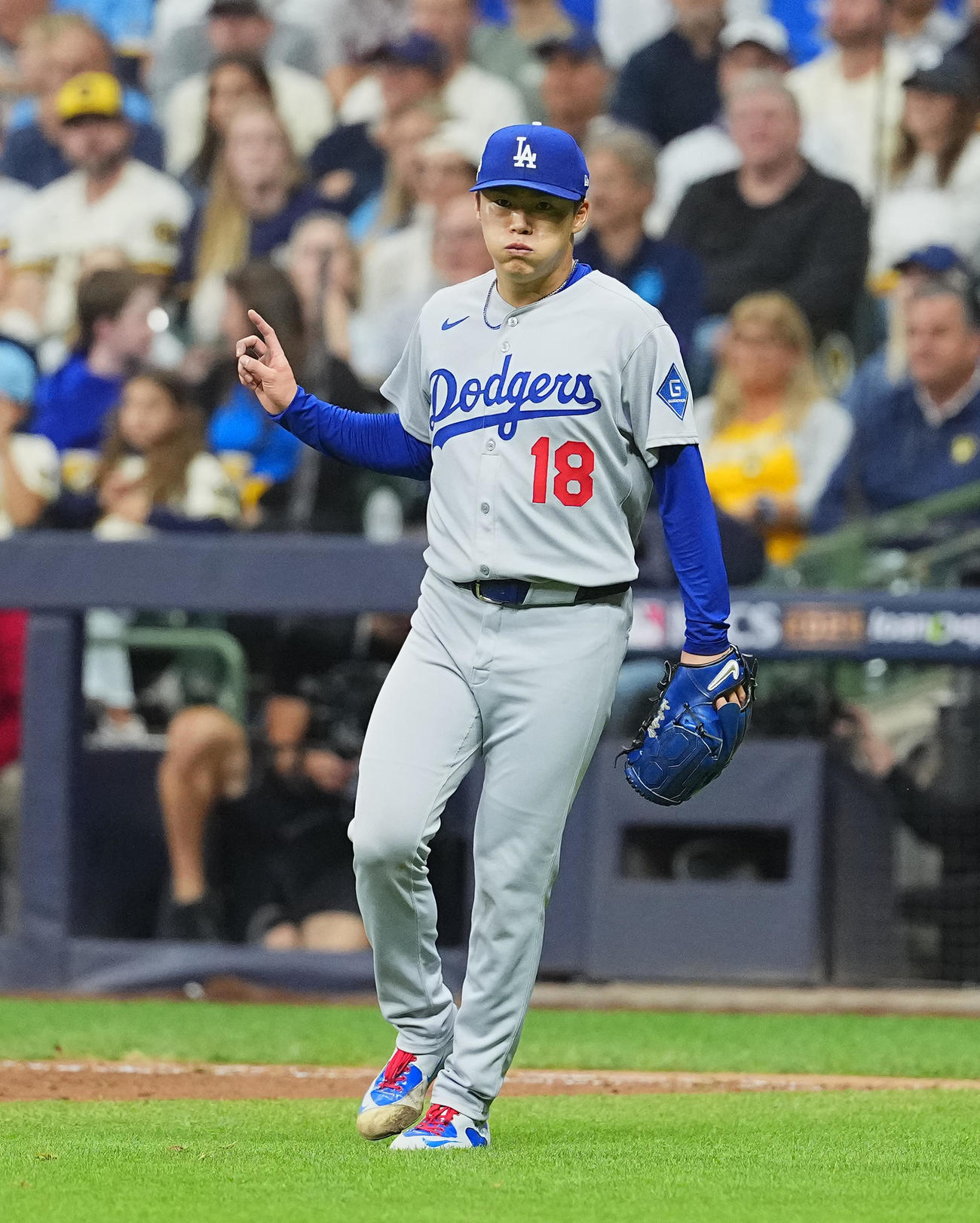 ブルワーズ対ドジャース　7回の投球を終え、ポーズをとるドジャース山本（撮影・菅敏）
