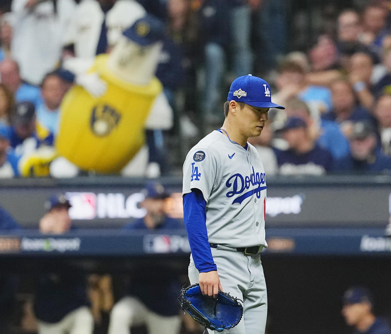ブルワーズ対ドジャース　5回の投球を終え、ベンチに戻るドジャース山本（撮影・菅敏）