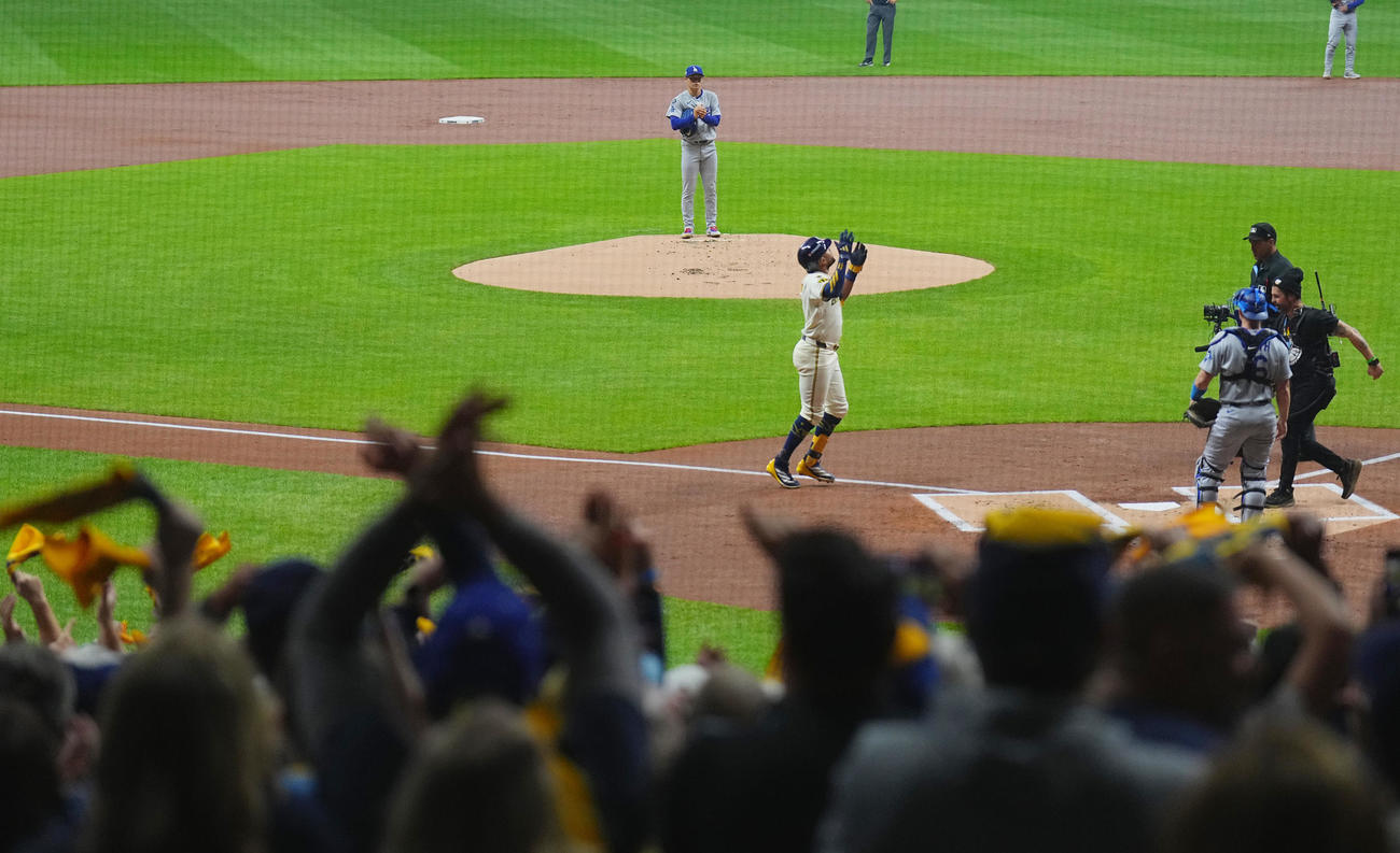 ブルワーズ対ドジャース　1回裏ブルワーズ無死、先頭打者チョウリオ（手前）にソロ本塁打を打たれ、肩を落とす山本（撮影・菅敏）