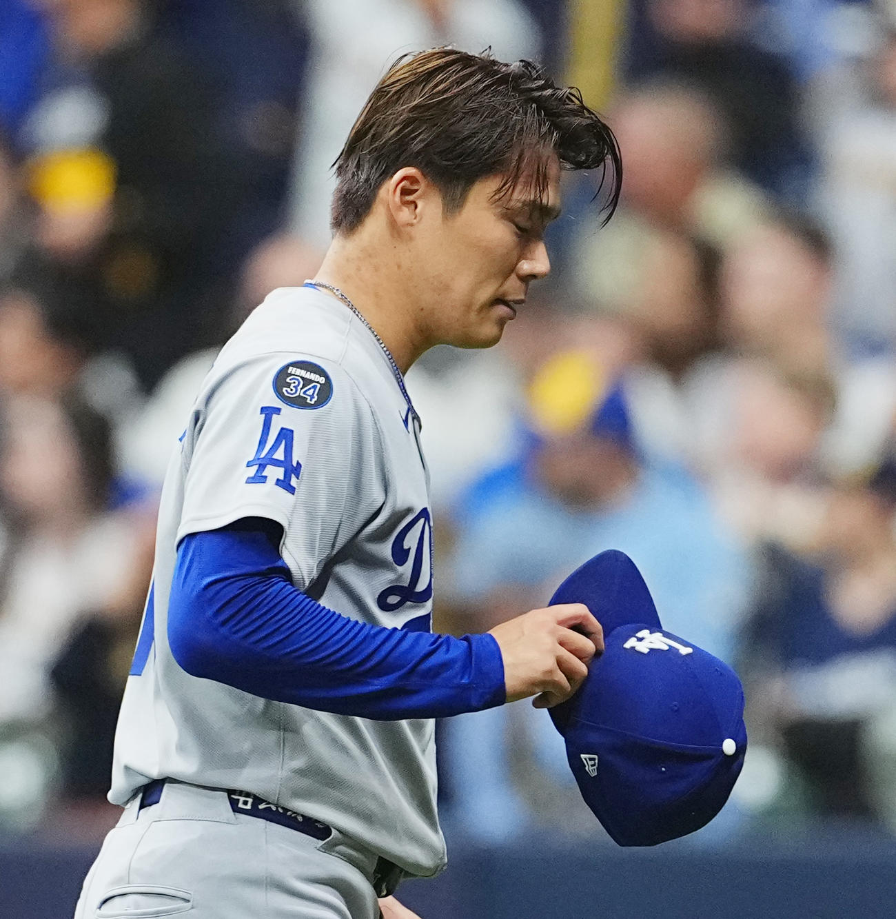 ブルワーズ対ドジャース　4回の投球を終え、帽子をとりベンチに戻るドジャース山本（撮影・菅敏）