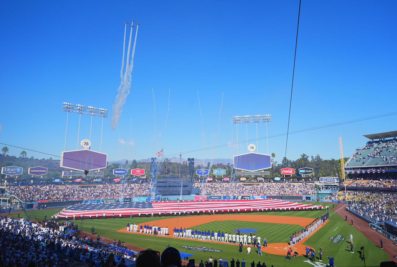 ドジャース対ブルワーズ　試合前のセレモンーでフィールドに整列し、米国国歌を斉唱する両軍（撮影・菅敏）