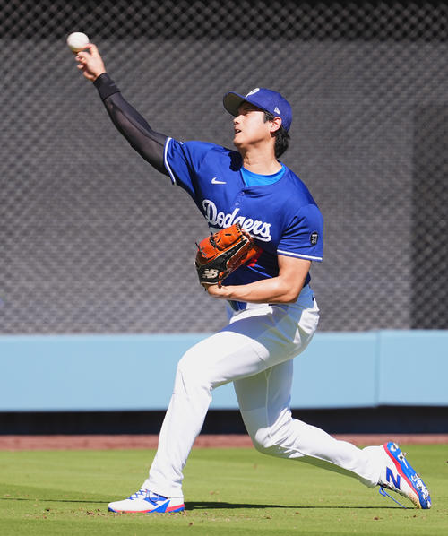 ナ・リーグ優勝決定シリーズ第3戦　試合前、キャッチボールで調整するドジャース大谷（撮影・菅敏）