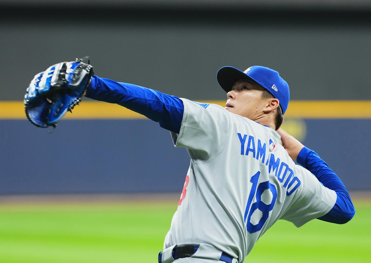 ブルワーズ対ドジャース　試合前、キャッチボールを終え、スタッフとハグするドジャース山本（撮影・菅敏）