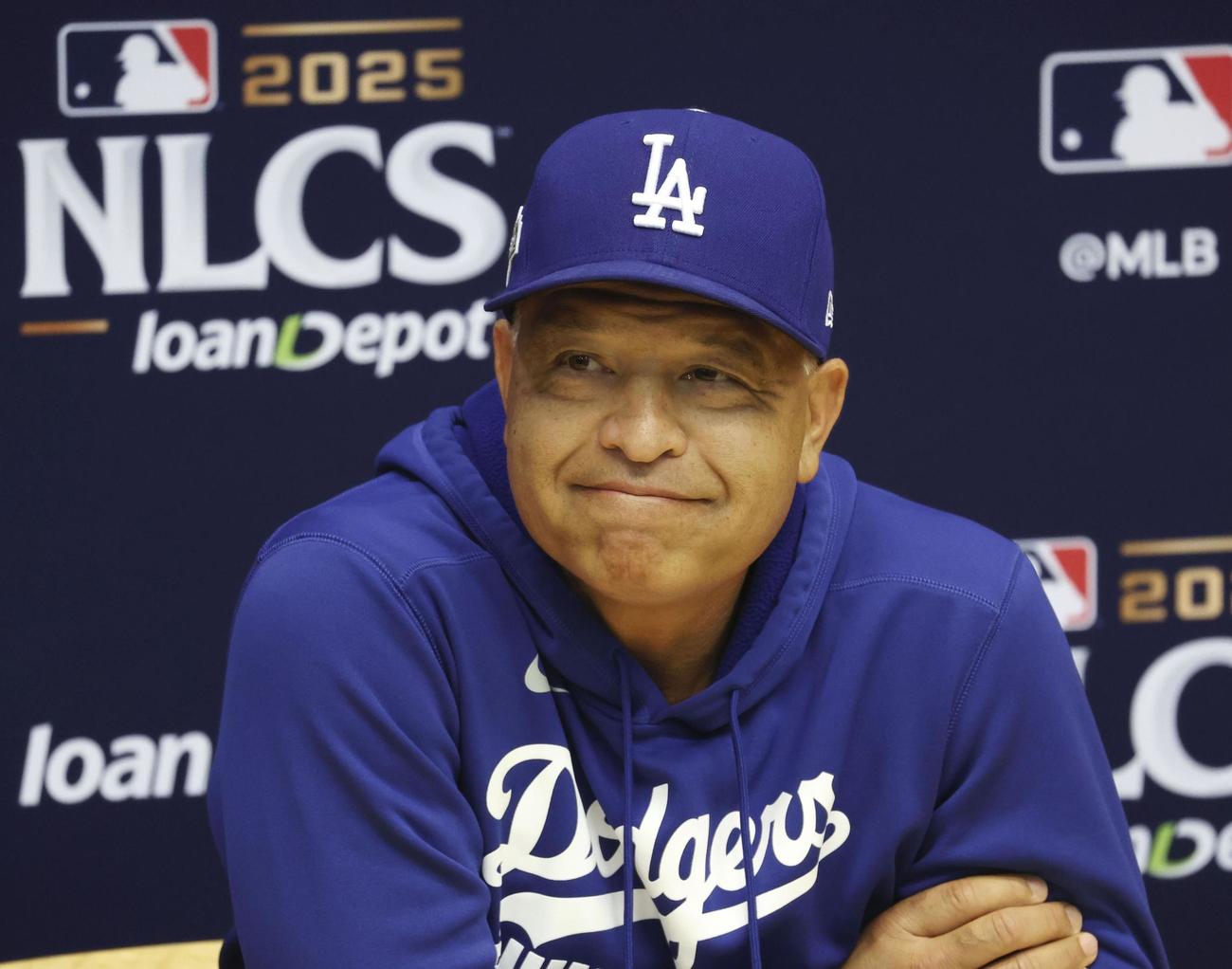 試合前、記者会見するドジャースのロバーツ監督（共同）