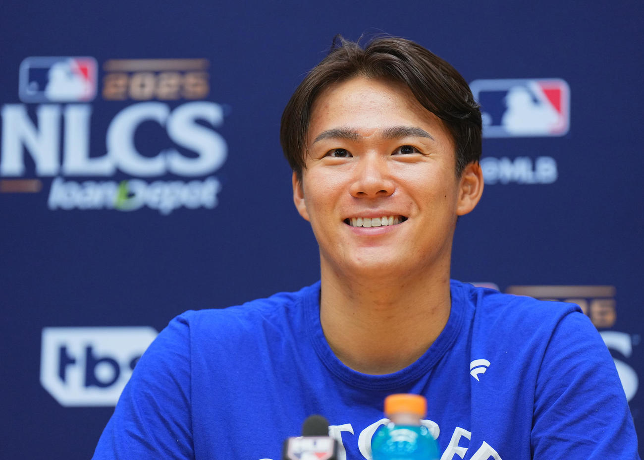 ブルワーズ対ドジャース　完投勝利を飾り、会見で笑顔を見せるドジャース山本（撮影・菅敏）