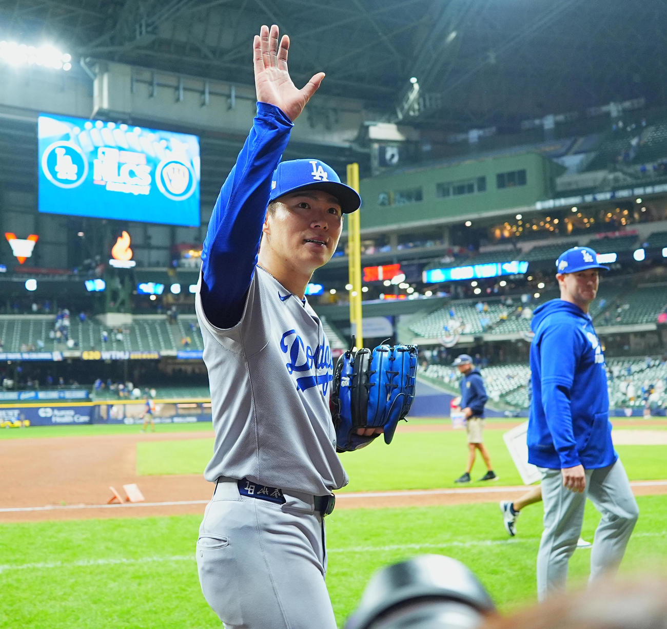 ナ・リーグ優勝決定シリーズ第2戦　ブルワーズ対ドジャース　完投勝利を飾り、ファンの歓声に応えるドジャース山本（撮影・菅敏）