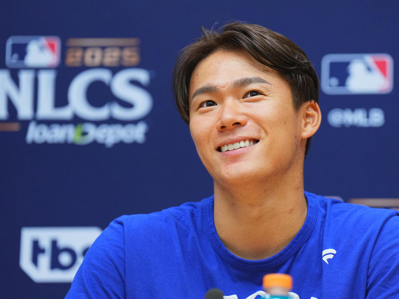 ブルワーズ対ドジャース　完投勝利を飾り、会見で笑顔を見せるドジャース山本（撮影・菅敏）