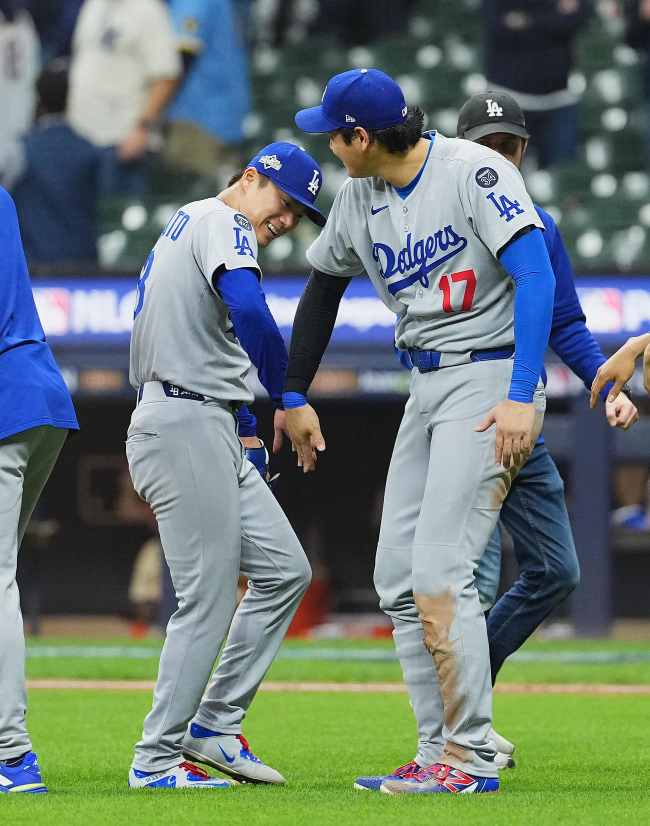 ブルワーズ対ドジャース　完投勝利を飾り、大谷（右）にタッチで迎えられるドジャース山本（撮影・菅敏）