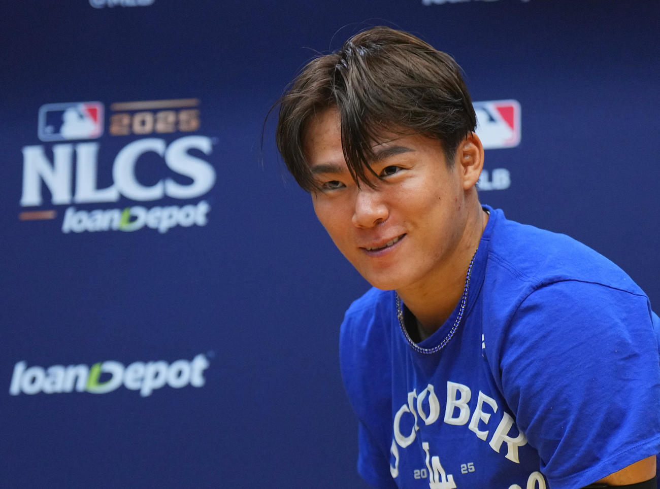 ブルワーズ対ドジャース　完投勝利を飾り、会見で笑顔を見せるドジャース山本（撮影・菅敏）
