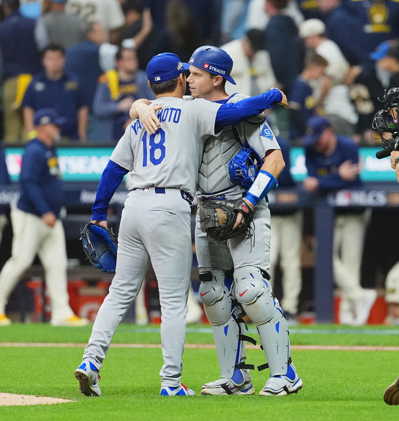 ブルワーズ対ドジャース　完投勝利を飾り、捕手ウィル・スミス（右）とハグするドジャース山本（撮影・菅敏）