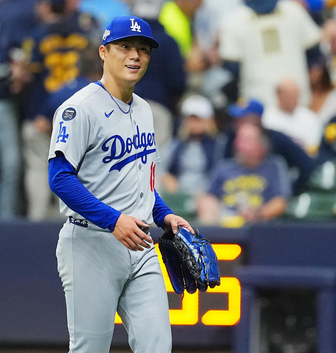 ブルワーズ対ドジャース　7回の投球を終えて、笑顔でベンチに戻るドジャース山本（撮影・菅敏）