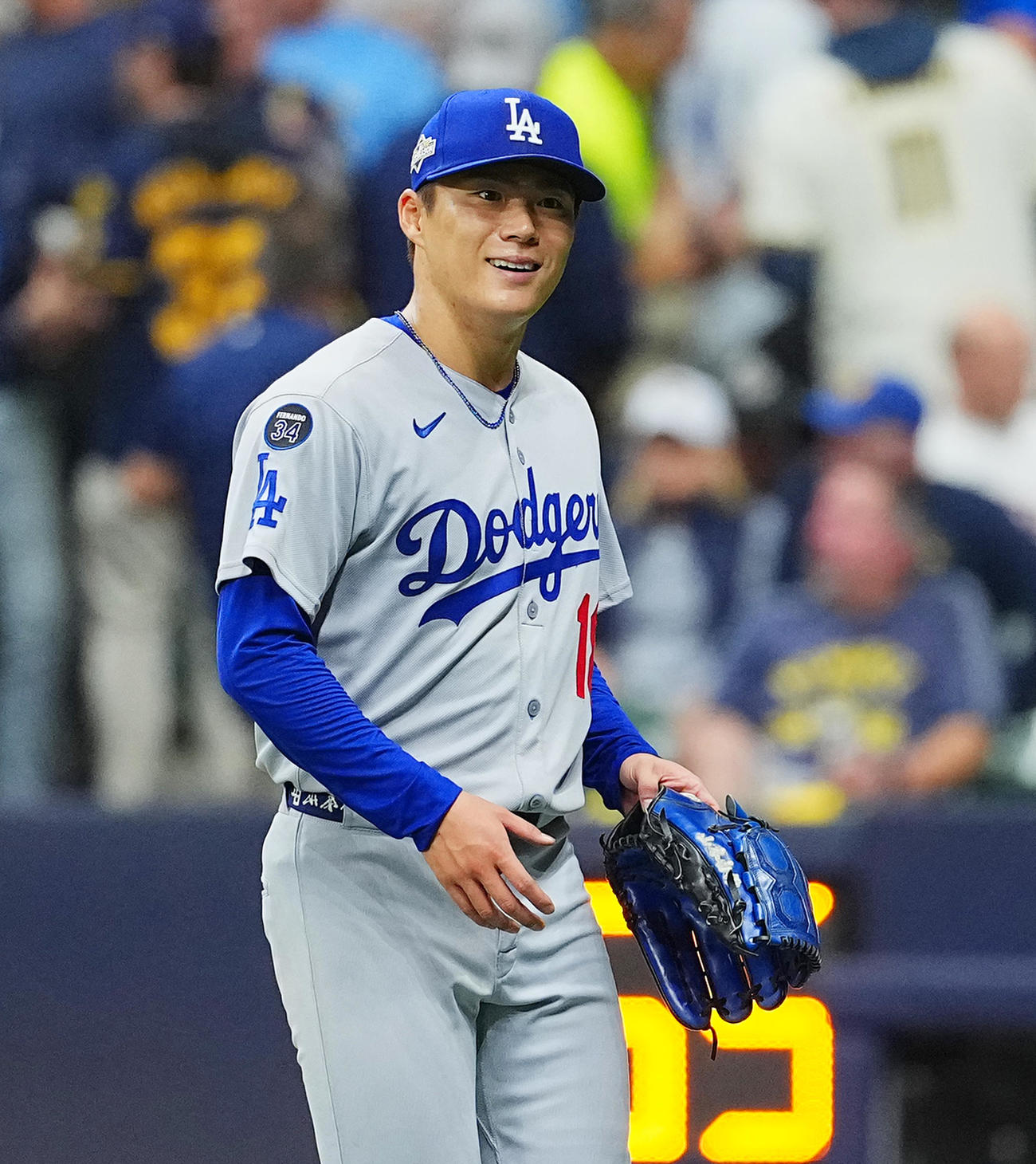 ブルワーズ対ドジャース　7回の投球を終えて、笑顔でベンチに戻るドジャース山本（撮影・菅敏）