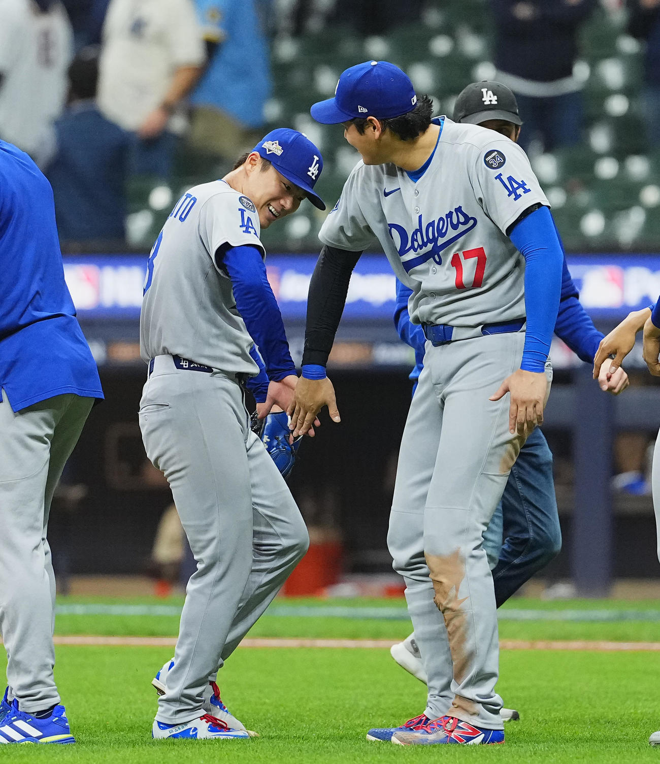 ブルワーズ対ドジャース　完投勝利を飾り、大谷（右）にタッチで迎えられるドジャース山本（撮影・菅敏）