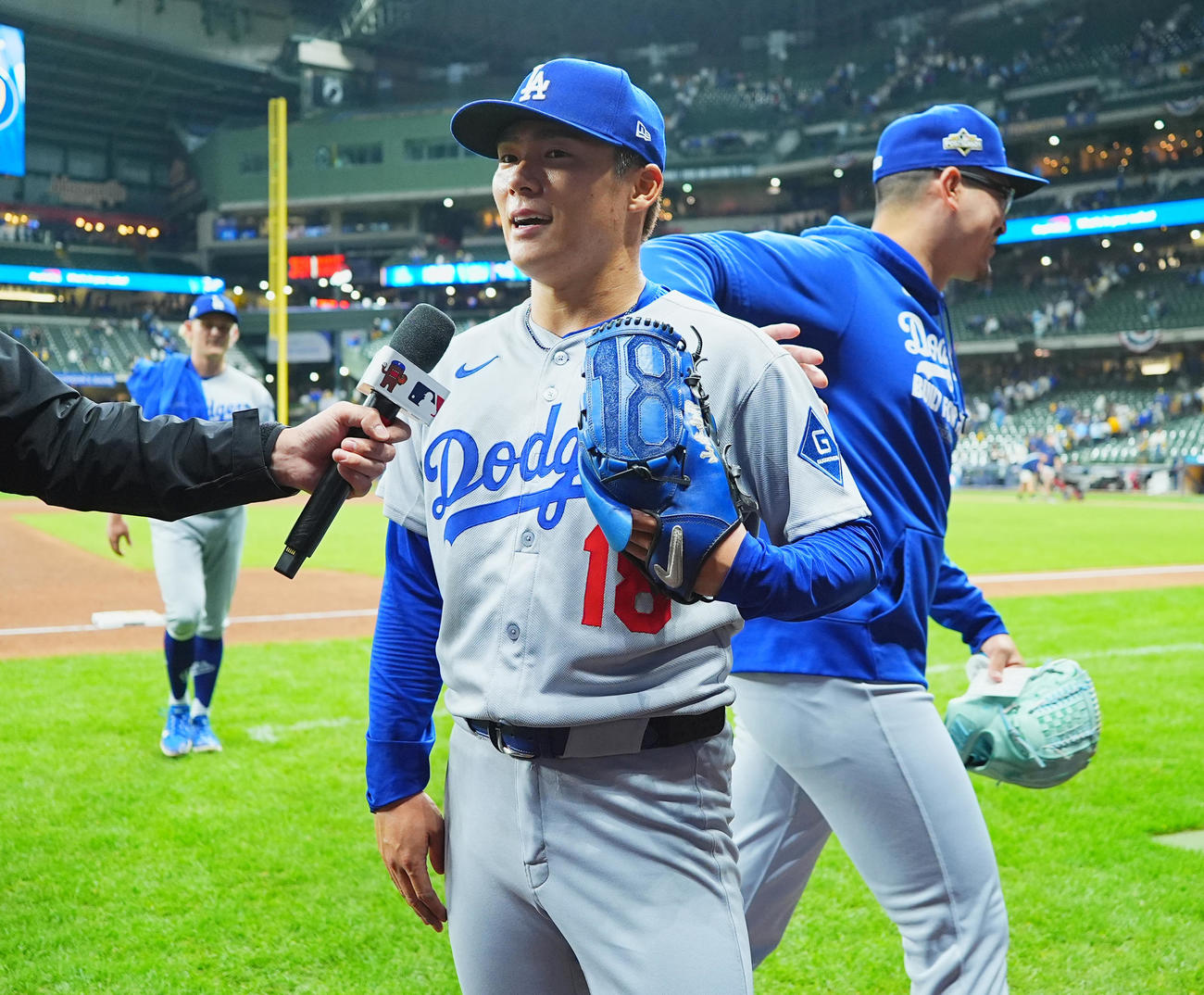 ブルワーズ対ドジャース　完投勝利を飾り、ヒーローインタビューを受ける山本は、バンダ（右）に祝福される（撮影・菅敏）