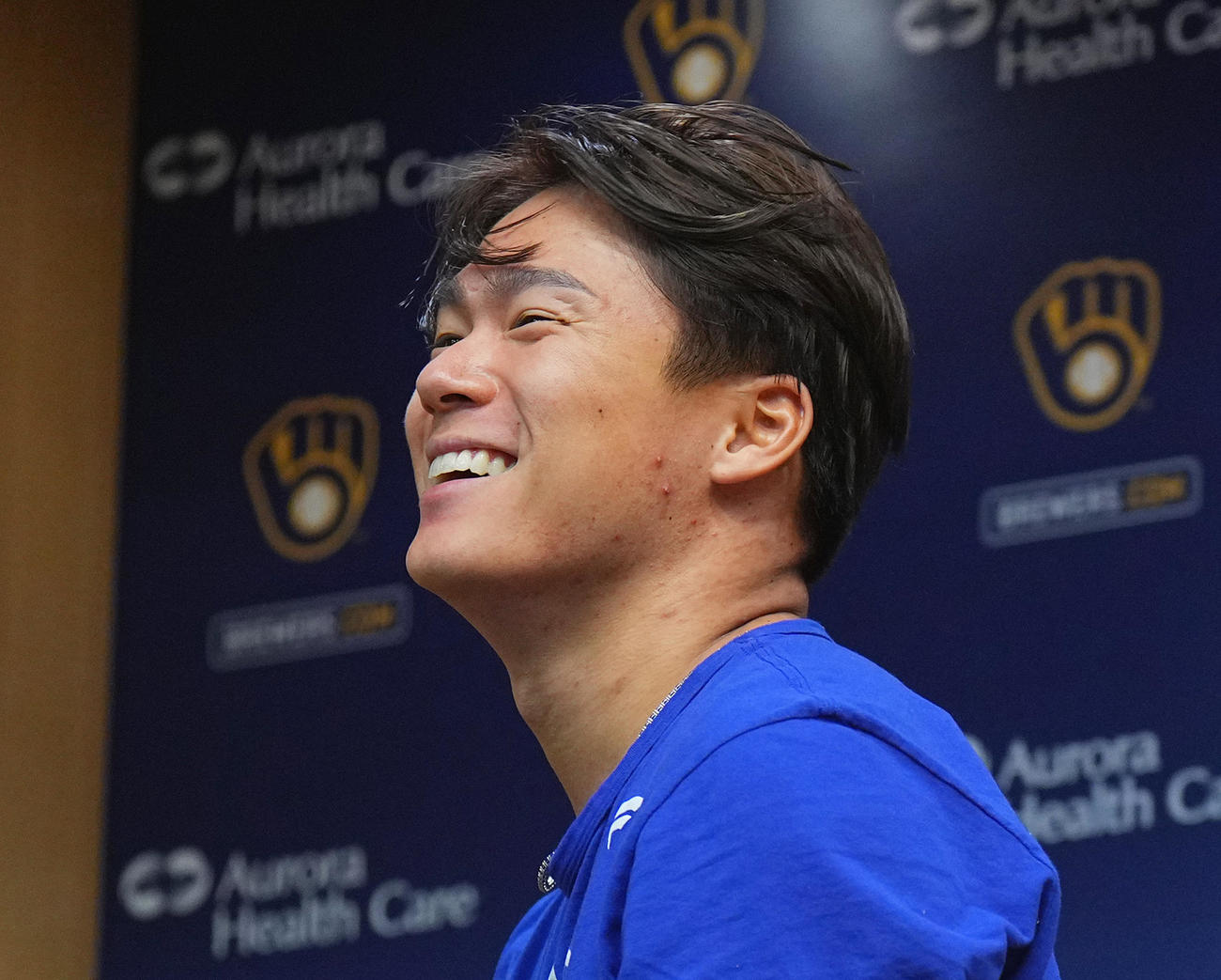 ブルワーズ対ドジャース　完投勝利を飾り、会見で笑顔を見せるドジャース山本（撮影・菅敏）