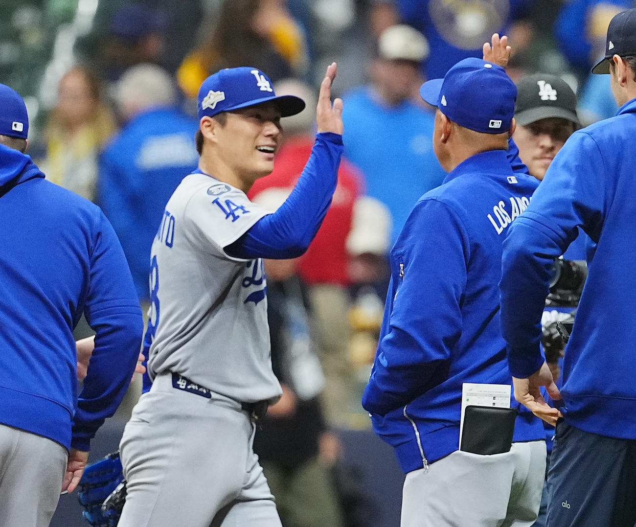 ブルワーズ対ドジャース　完投勝利を飾り、ロバーツ監督（右）にハイタッチで祝福されるドジャース山本（撮影・菅敏）