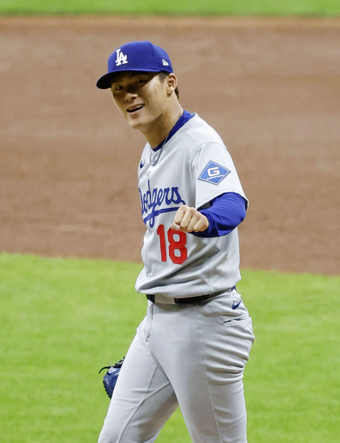 米大リーグ、ナショナル・リーグの優勝決定シリーズ第2戦のブルワーズ戦で、自身メジャー初完投でポストシーズン通算4勝目を挙げ、拳を握るドジャースの山本由伸（共同）