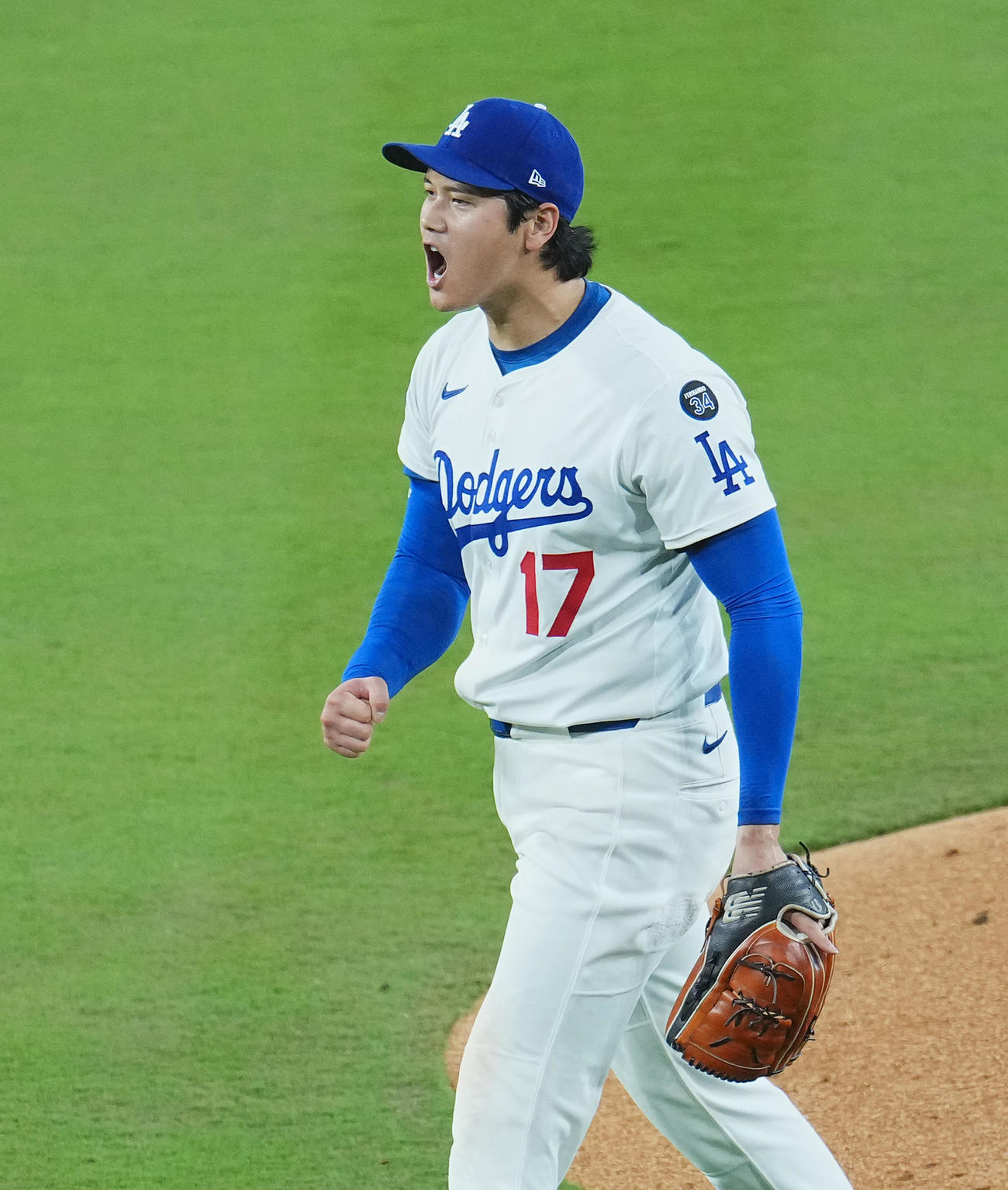 ドジャース対ブルワーズ　3回表ブルワーズ1死一塁、チュラングを左飛に打ち取った大谷は、飛び出した一塁走者もアウトになりガッツポーズを見せる（撮影・菅敏）