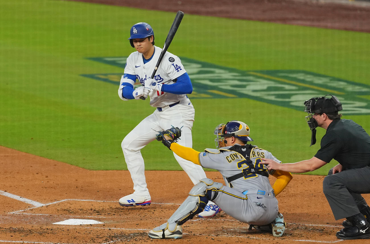 ドジャース対ブルワーズ　2回裏ドジャース2死、四球を選ぶ大谷（撮影・菅敏）