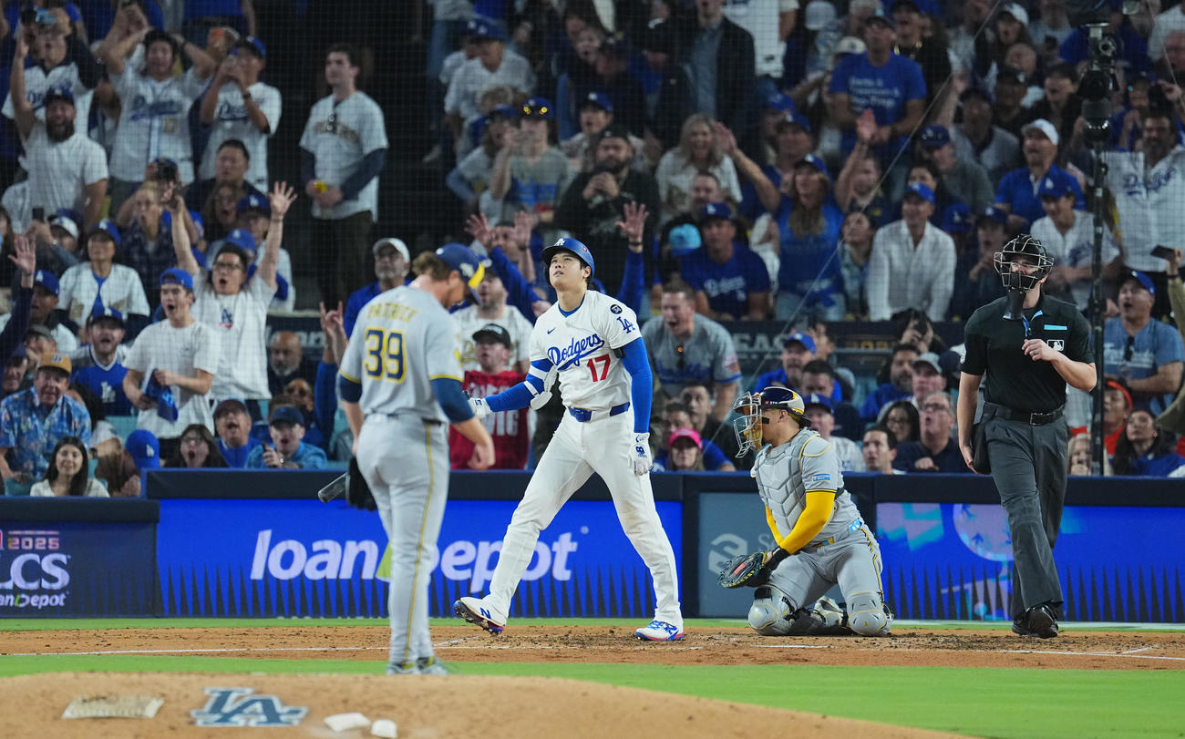 ドジャース対ブルワーズ　4回裏ドジャース2死、右越えにこの試合2本目のソロ本塁打を放つ大谷（撮影・菅敏）