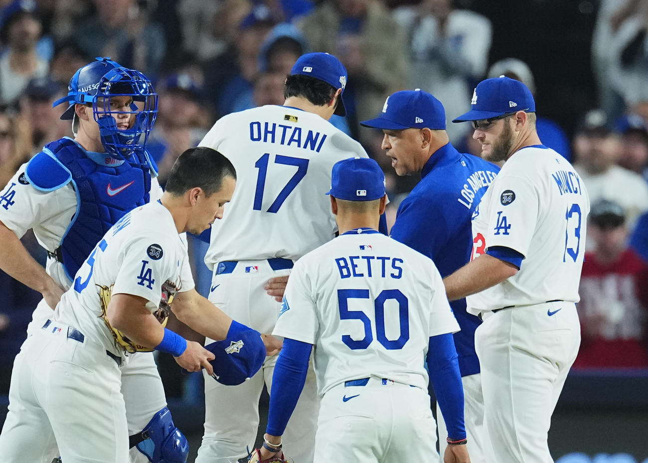 ドジャース対ブルワーズ　7回途中、ロバーツ監督（右から2人目）にボールを手渡し降板する大谷（撮影・菅敏）