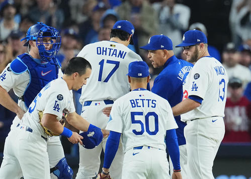 ドジャース対ブルワーズ　7回途中、ロバーツ監督（右から2人目）にボールを手渡し降板する大谷（撮影・菅敏）