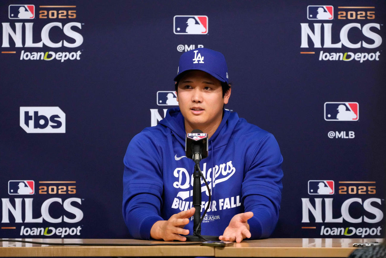 記者会見するドジャース大谷翔平（AP）