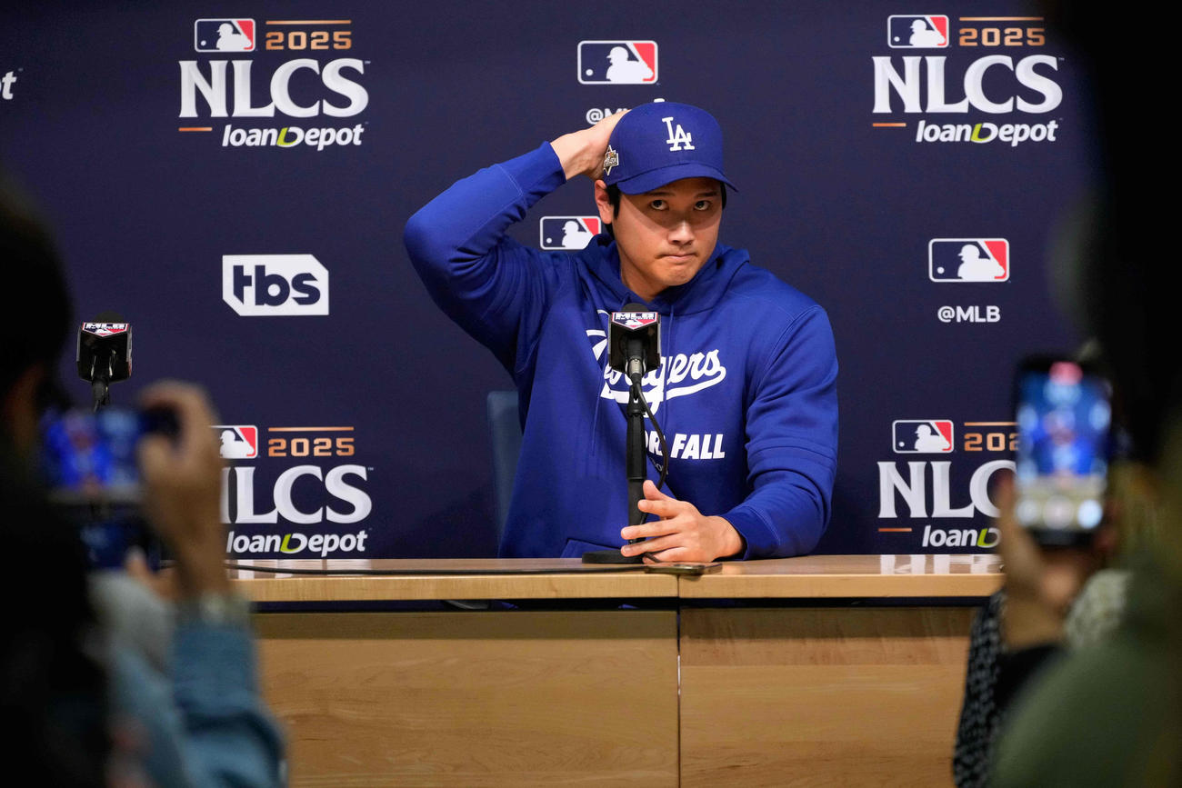 記者会見するドジャース大谷翔平（AP）