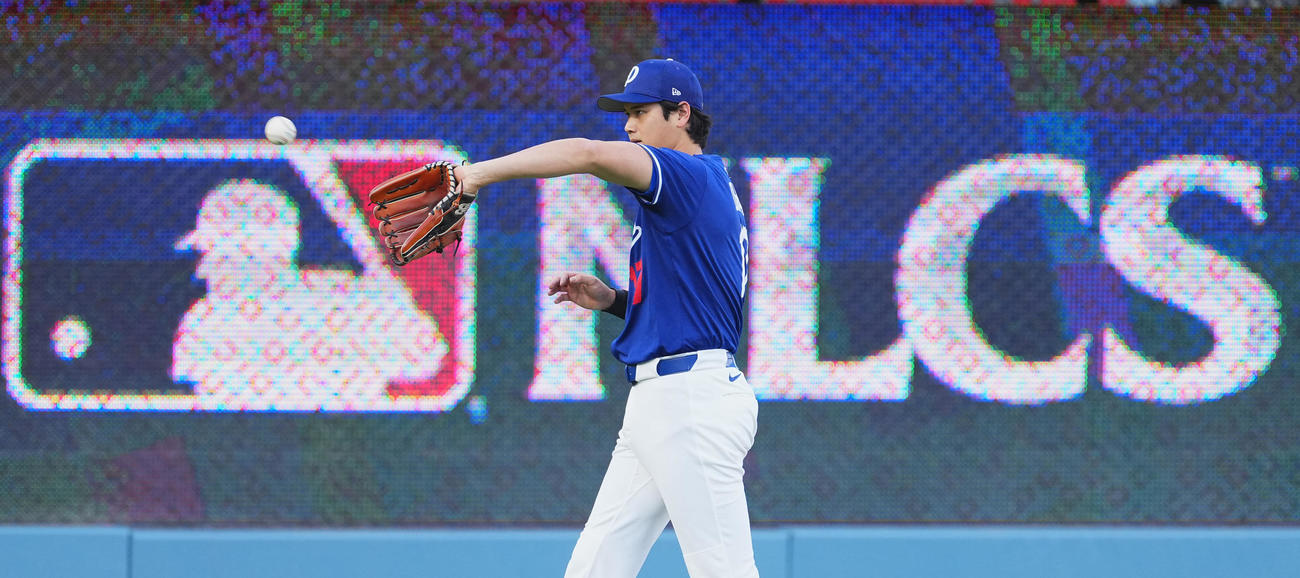 ナ・リーグ優勝決定シリーズ第3戦前日練習　キャッチボールで調整するドジャース大谷（撮影・菅敏）