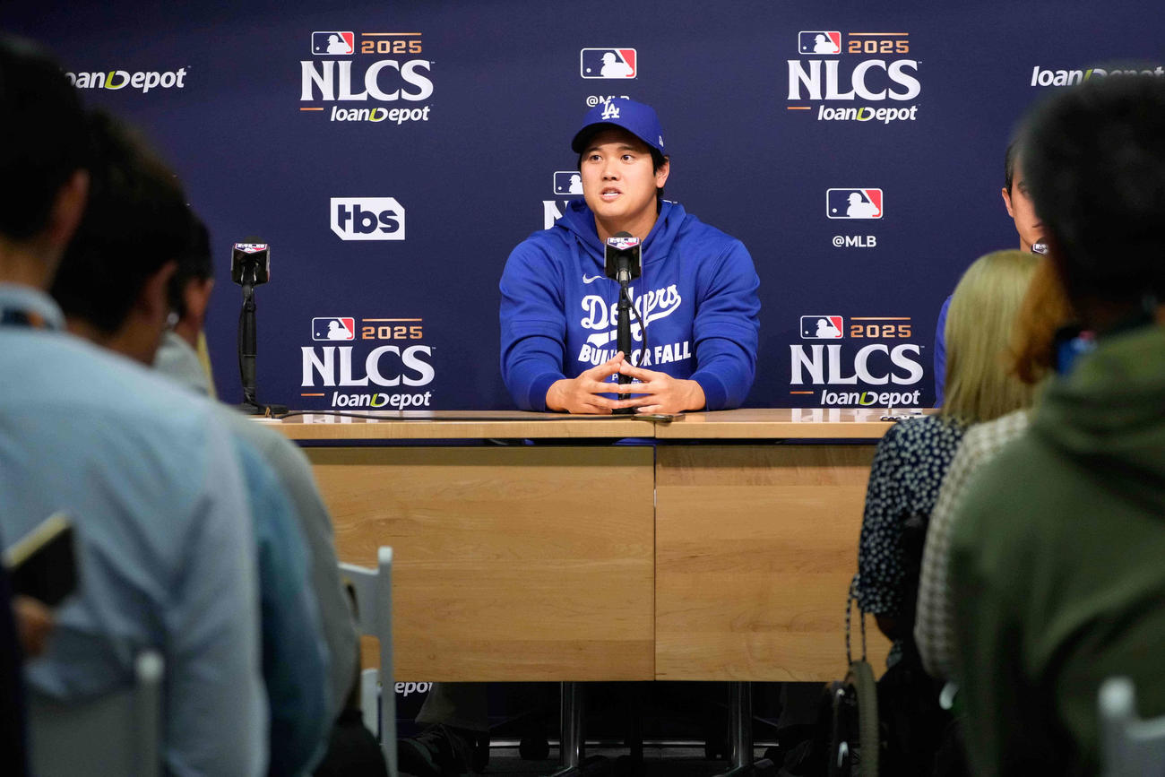 記者会見するドジャース大谷翔平（AP）